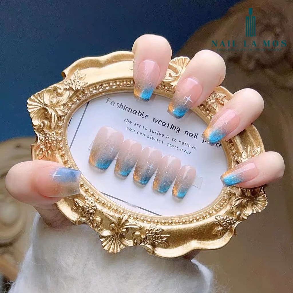 Khung chụp ảnh nail trưng bày mẫu móng, màu vàng đồng và hoa văn độc đáo