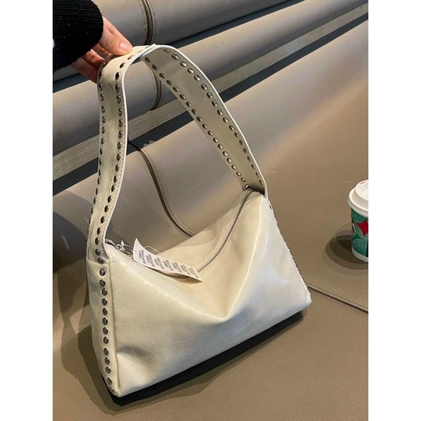 Túi Urban Outfitters kẹp nách trendy