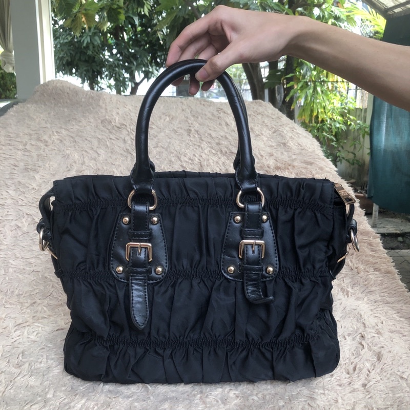 Túi chuẩn si. Túi qua sử dụng. Khách vui lòng xem hình nếu muốn biết thêm thông tin sản phẩm mời khách vô chat . Thanks.