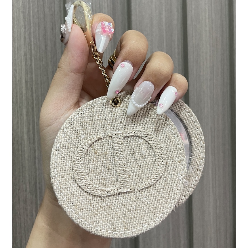 Gương gift D.i.o.r có thể làm charm đeo túi