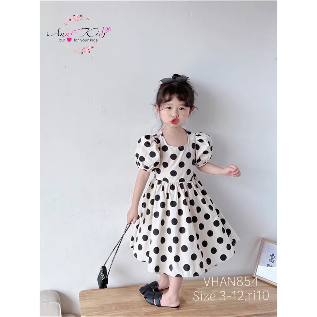 Váy trắng chấm bi hở lưng