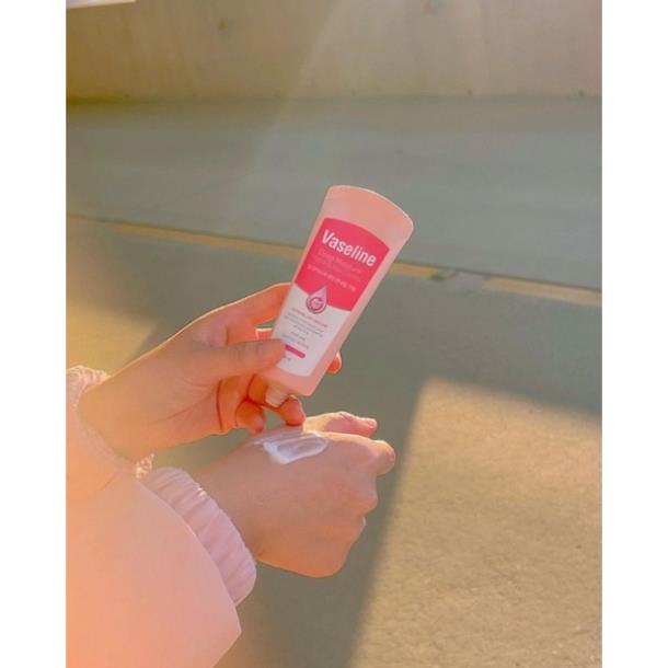 Kem dưỡng da tay và móng Vaseline Deep Moisture 60ml