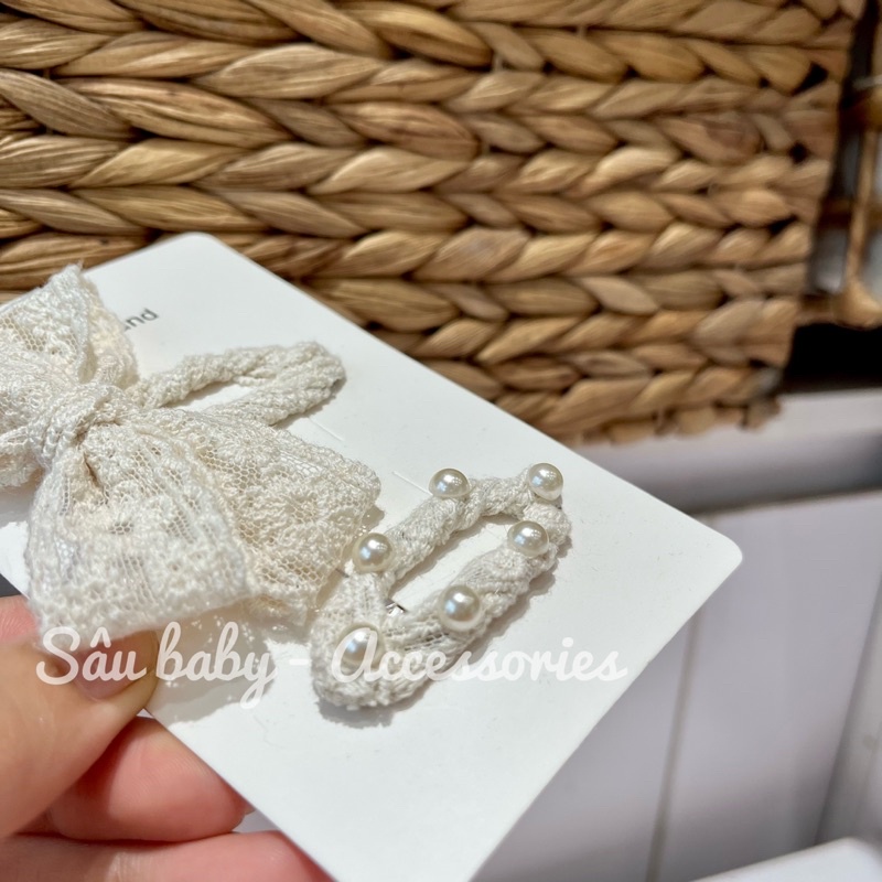 Sét hai chiếc kẹp ren đính hạt trai Hàn Quốc cho bé