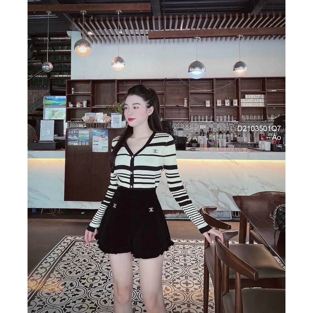 Áo len tăm sọc cổ tim gài nút ngực thêu logo CN cổ tim tay dài hàng QC!