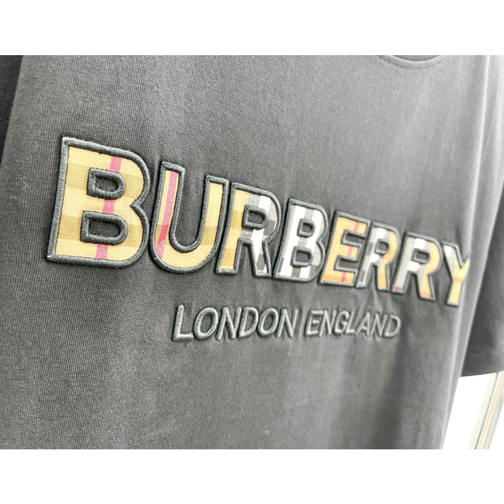 ÁO THUN BUBERRY BROIDERED THÊU LOGO , ÁO THUN BBR LOGO SỌC VÀNG THÊU NAM NỮ UNISEX