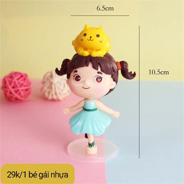 Bé gái váy xanh đội mèo vàng