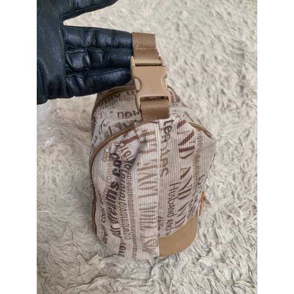 Túi chuẩn si. Túi qua sử dụng. Khách vui lòng xem hình nếu muốn biết thêm thông tin sản phẩm mời khách vô chat . Thanks.