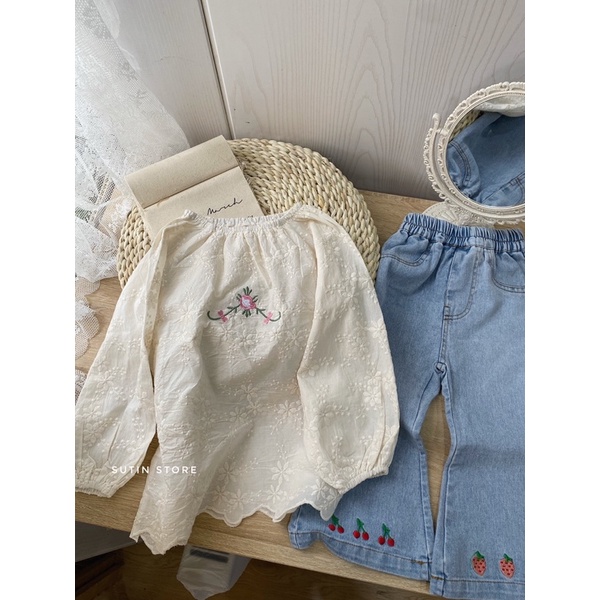 Quần jean ống loe thêu gấu cho bé