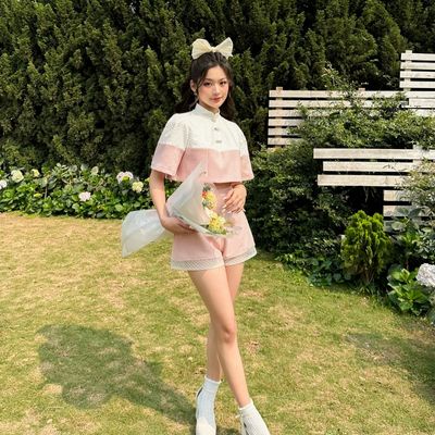 Set áo croptop màu hồng thiết kế cổ tàu, cài nơ mix cùng quần đùi cạp cao ống rộng phối lưới độc đáo, trẻ trung