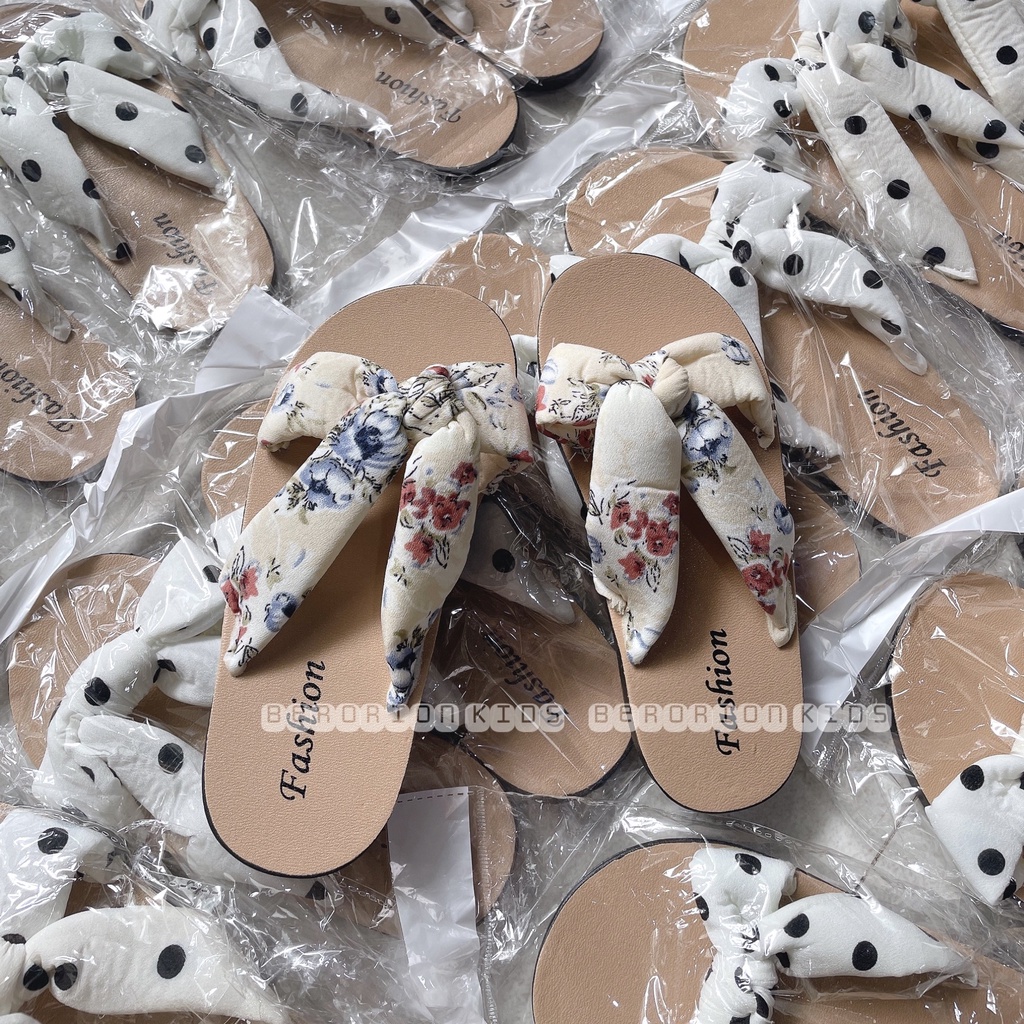 Dép đi biển cho bé gái