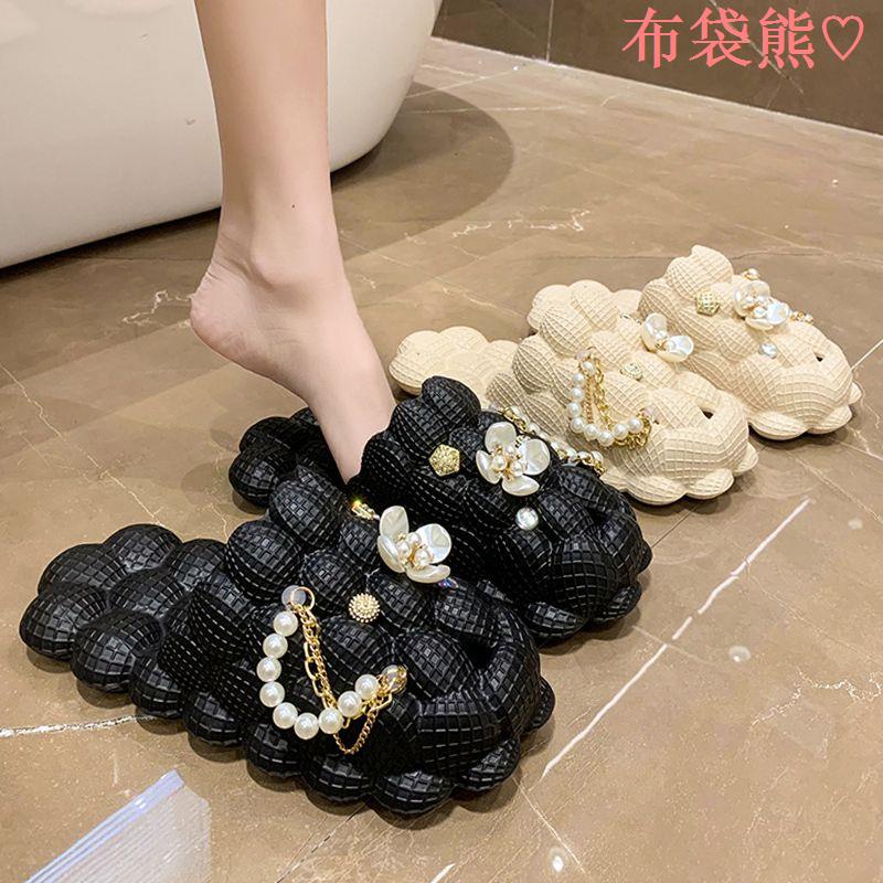 Dép Bít Mũi Đục Lỗ Phối Khóa Kim Loại Và Ngọc Trai Thời Trang Xuân Hè Cho Nữ