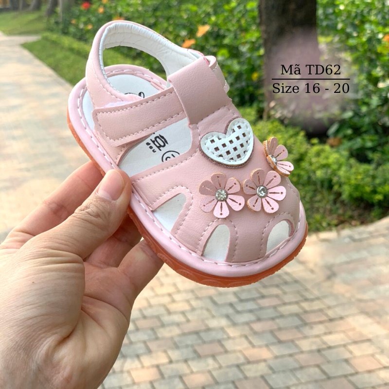 Giay sandal bé gái tập đi có tiếng còi chíp chíp hồng gắn hoa thời trang êm thoáng chống trơn trẻ em 1 - 24 tháng TD62