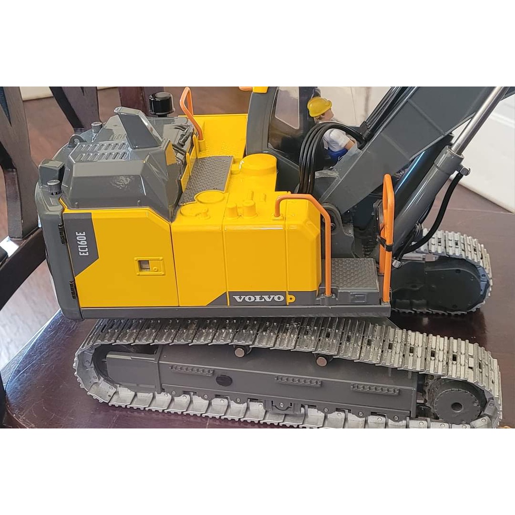 XE XÚC VOLVO EC160E TRỤC VÍT PHUN KIM LOẠI