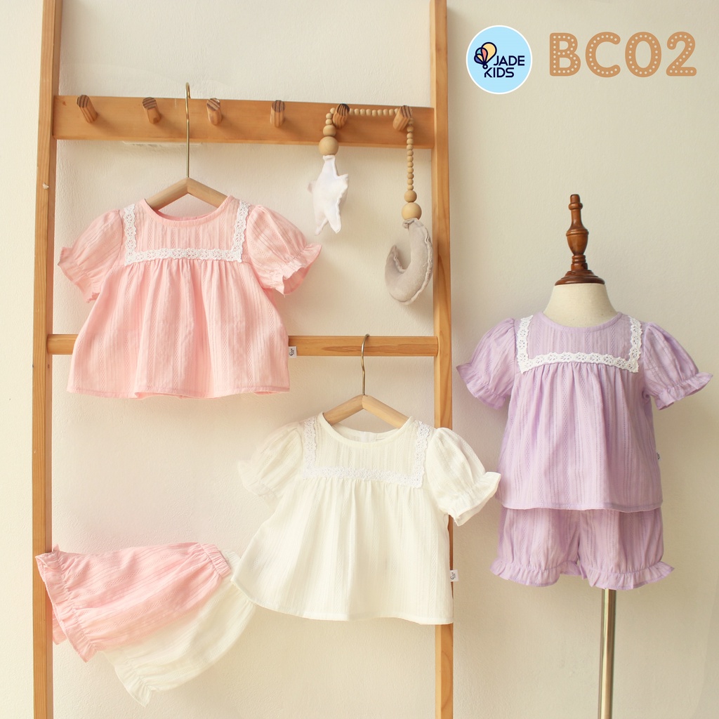 Quần áo mùa hè cho bé gái với những họa tiết phối ren đáng yêu cho bé từ 7kg tới 17kg được thiết kế bởi JADEKIDS