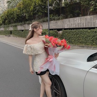 Sét đồ nữ gồm quần đùi đen và áo xốp hoa trắng có mút ngực trễ vai kiểu đồ nữ đi chơi thời trang nữ ARAVA