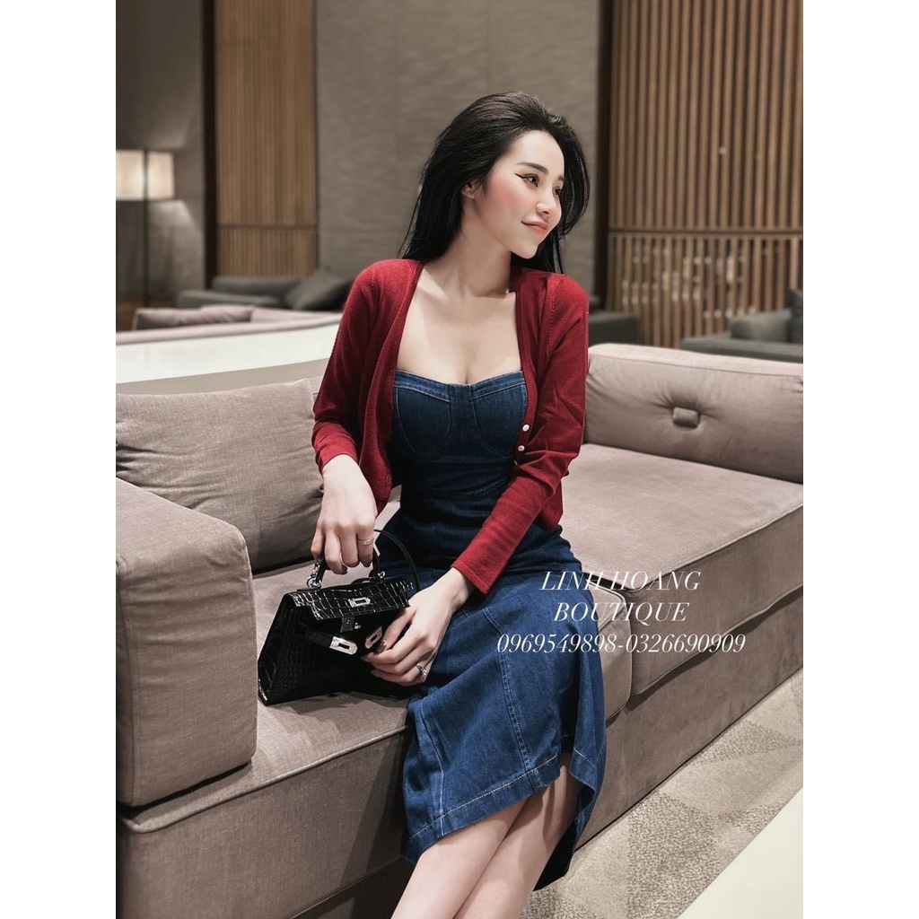 Đầm jean co dãn lên form sang lắm, kèm áo khoác đỏ màu nổi bật cưng lắm