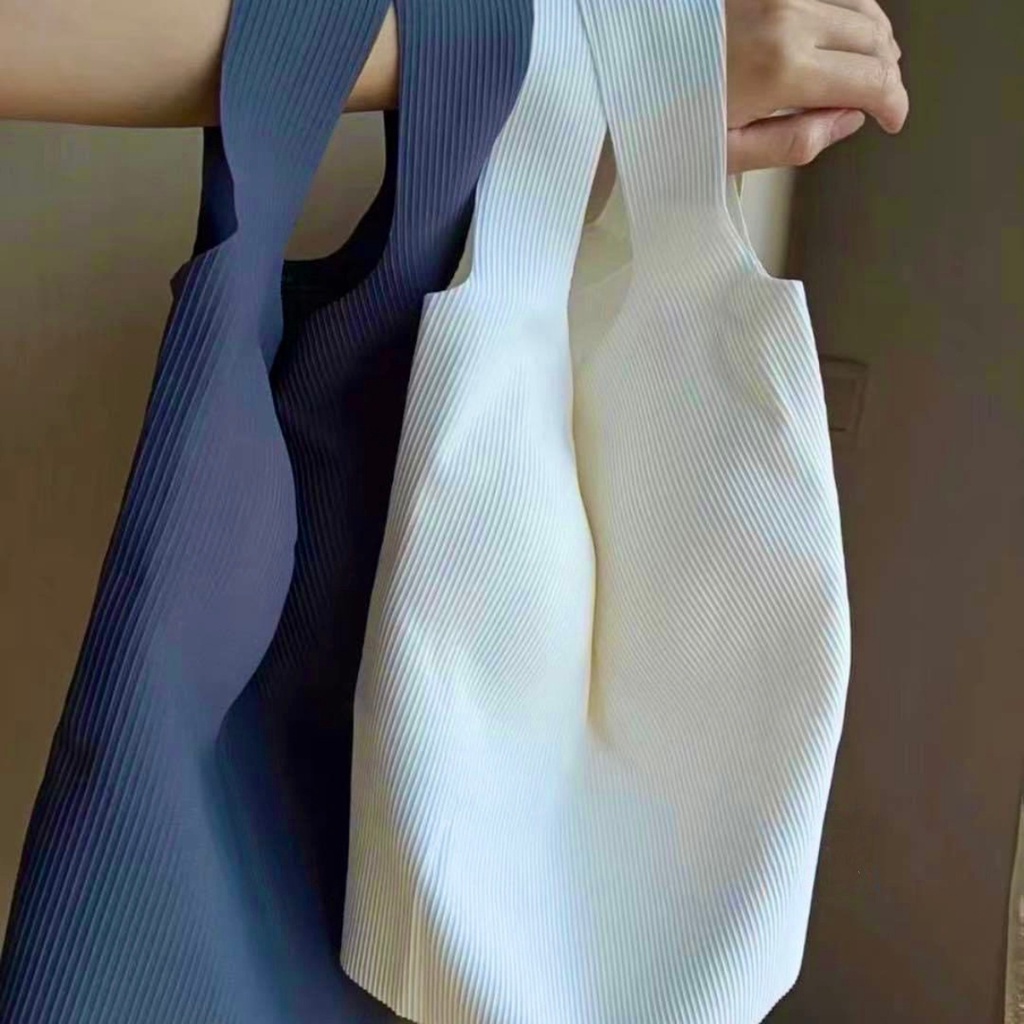 Áo ba lỗ, áo hai dây nữ bản to có đệm ngực giúp nâng vòng vòng 1 có kiêu dáng trẻ trung năng động.