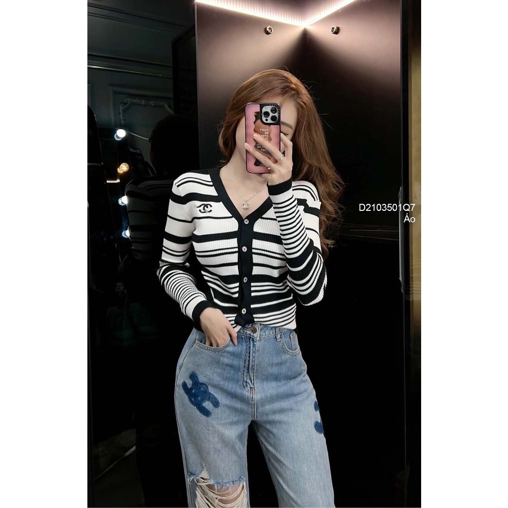 Áo len tăm sọc cổ tim gài nút ngực thêu logo CN cổ tim tay dài hàng QC!