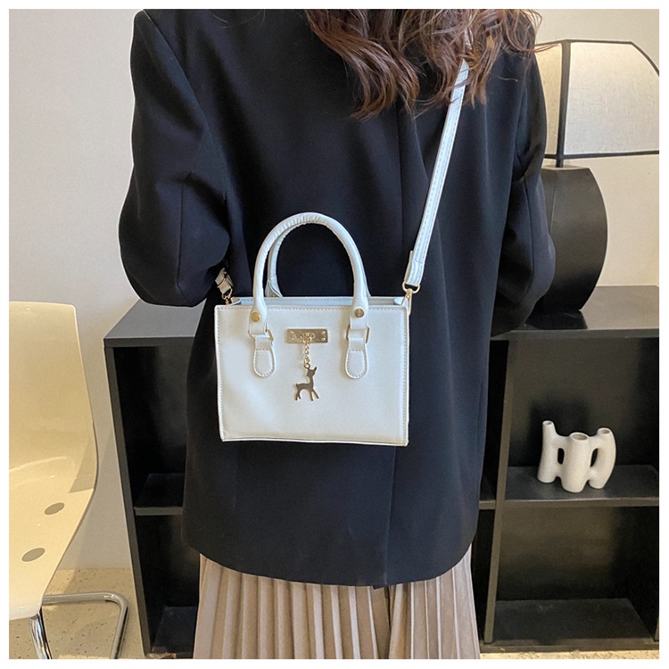 Túi xách nữ đeo chéo kiểu vuông khóa kéo có quai xách thanh lịch kèm móc khóa kim loại, có hai màu đen và trắng