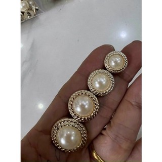 Nút giả ngọc 2 viền đương kính 1.8cm sử dụng đơm kết trên áo váy...
