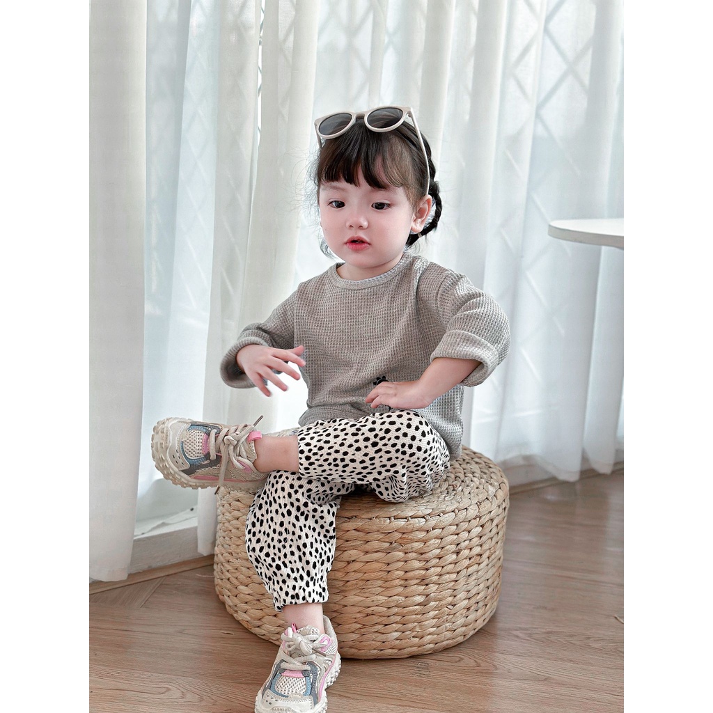 Bộ đồ dài tay quần dài thêu bé, bàn chân thu đông cho bé gái chất liệu tổ ong, quần áo trẻ em miniumbabyfashion SB1135