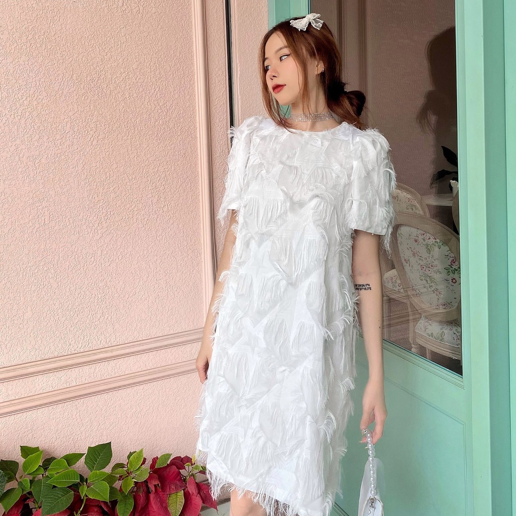 Đầm dự tiệc nữ dáng suông tay ngắn độn vai lông vũ trắng sang trọng Callene (L1851)