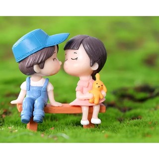 Cặp đôi ông bà/ đôi tình nhân ngồi ghế đá trang trí tiểu cảnh, bánh kem