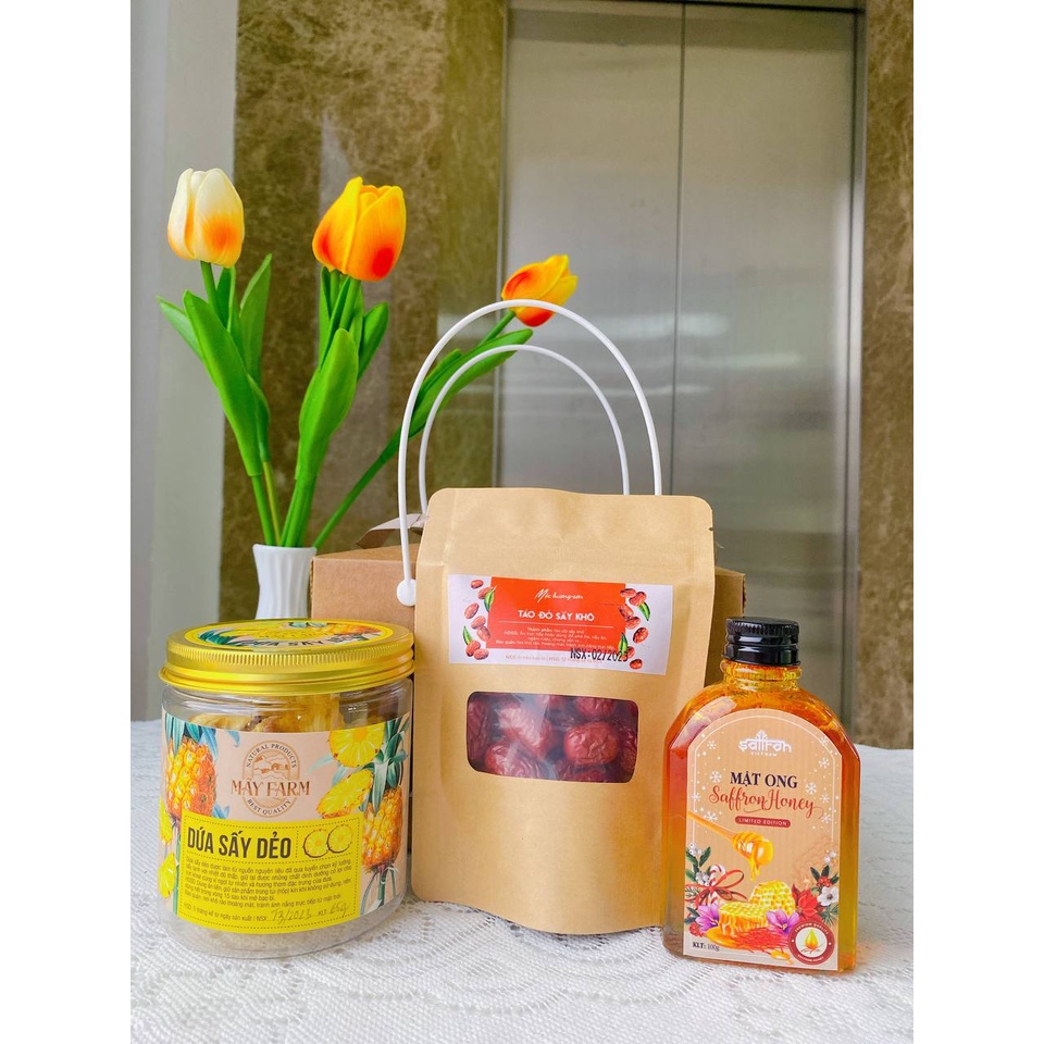 Set quà tặng Saffron ngâm mật ong kết hợp cùng dứa và táo đỏ, phù hợp tặng mẹ, vợ, người yêu, đồng nghiệp.