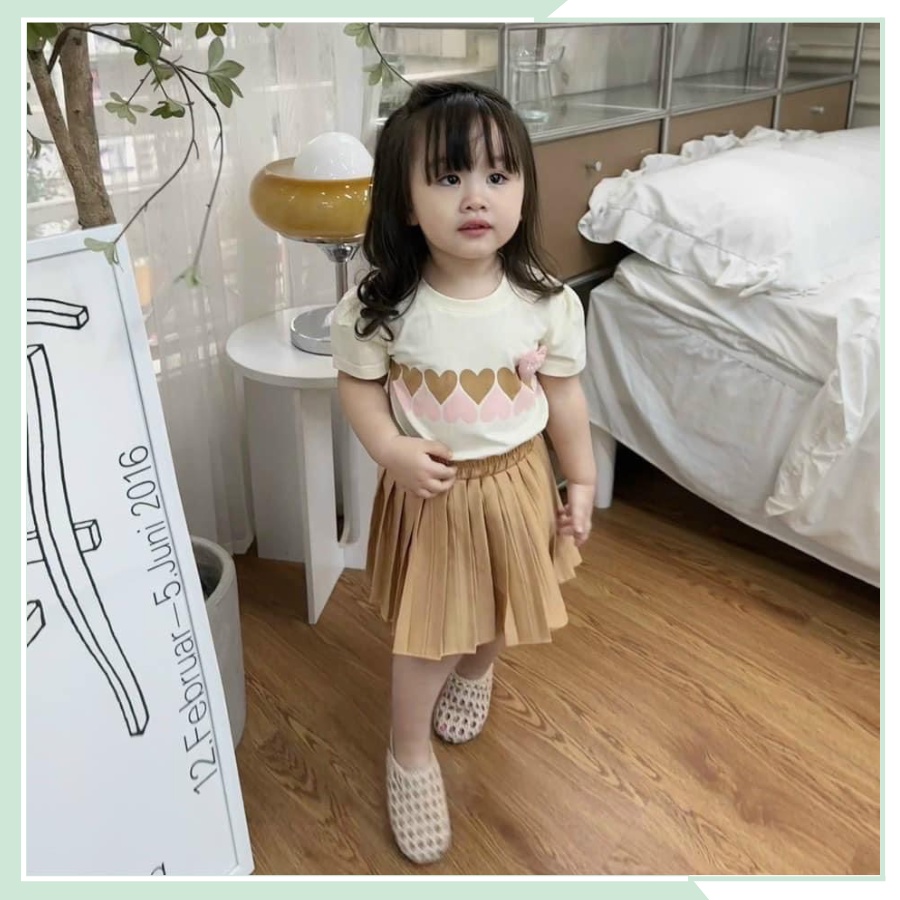 Bộ đồ bé gái, Áo thun in họa tiết trái tim kèm chân váy xép li siêu điệu cho bé đi học đi chơi BBG42
