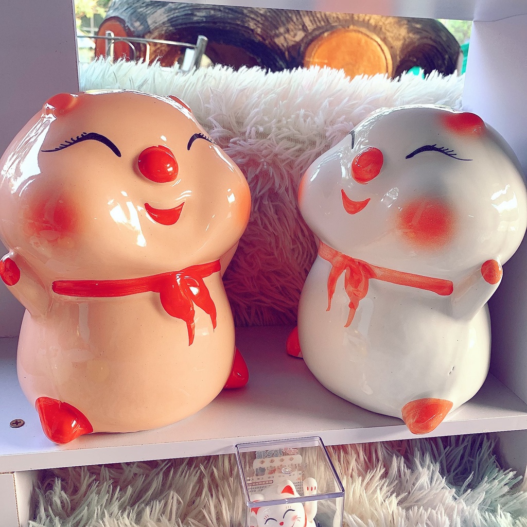 Heo Đất Chất Liệu Gốm Sứ Dáng Đứng Màu Men Đẹp - Lợn Đất Tiết Kiệm Chất Liệu Gốm Sứ Kiểu Dáng Heo Đeo Khăn Quàng Đỏ