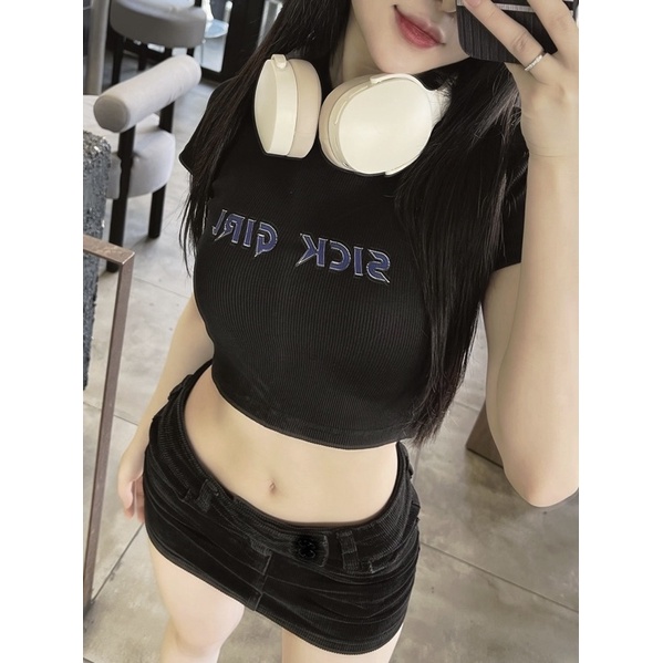 Áo croptop kẻ đen in chữ xanh