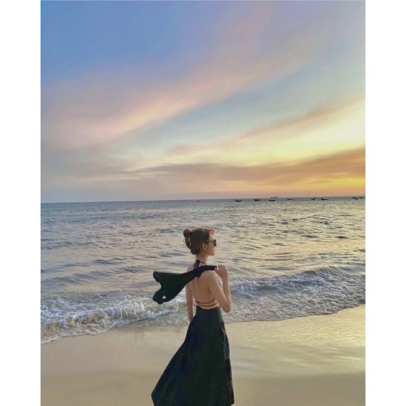 Set áo bra bikini kèm chân váy đen và áo croptop