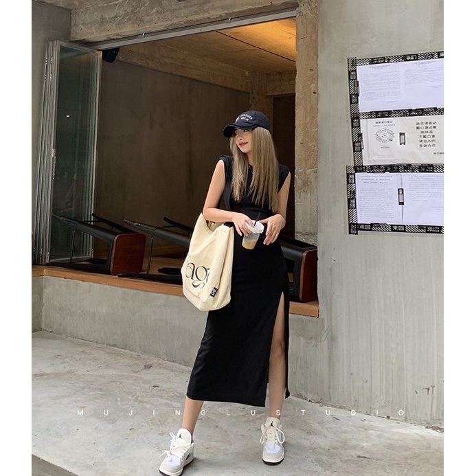 Đầm maxi thun gân đen cổ tròn đan dây lưng xẻ tà