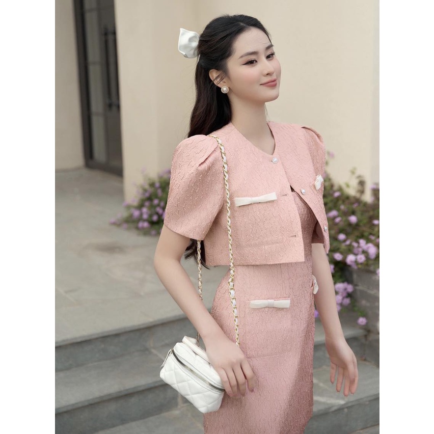 JM Dress Desgin - Áo cổ tròn dáng ngắn túi ốp phối nơ 2T62.2302WF