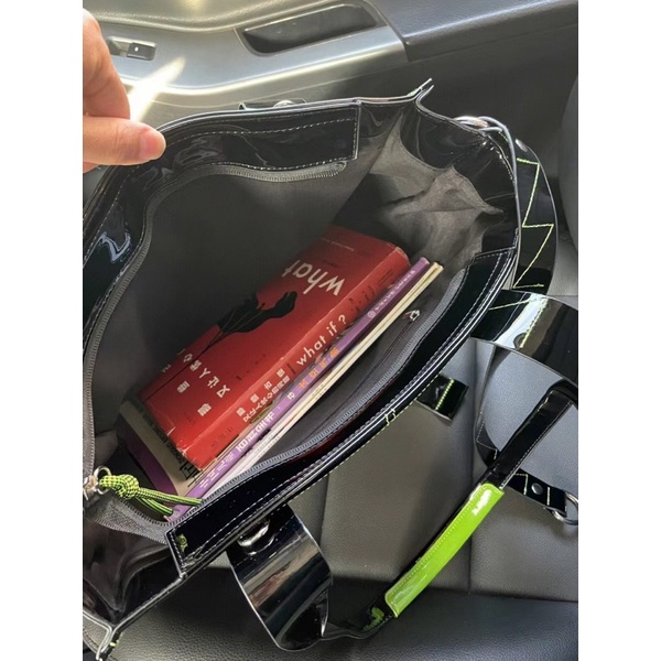 Túi tote đeo chéo chất liệu da bóng