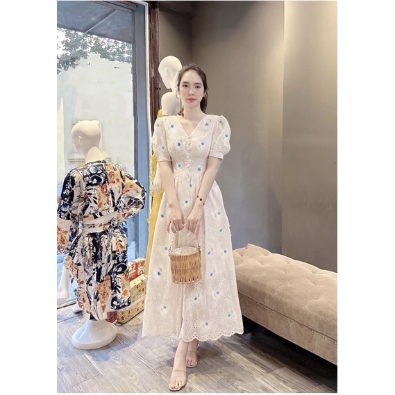 Đầm maxi hoa cổ V đính nút chân váy dài