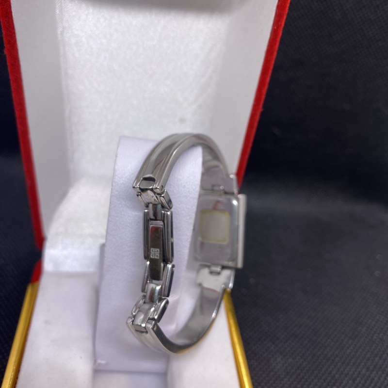 Đồng hồ hiệu Givench.y