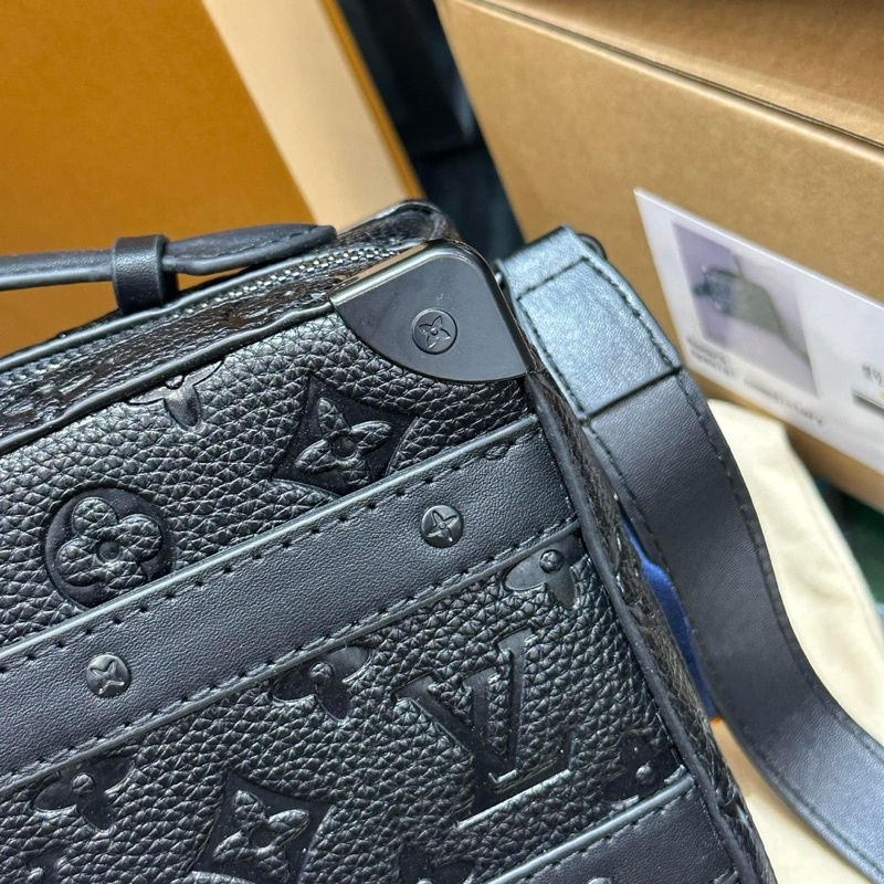 Túi Da L.V. Tay xách-Đeo chéo Vân hoa đen chìm HÀNG 1:1_Túi hộp L V. đeo hông Tay xách da xịn sò Đen vân hoa FULLBOX new