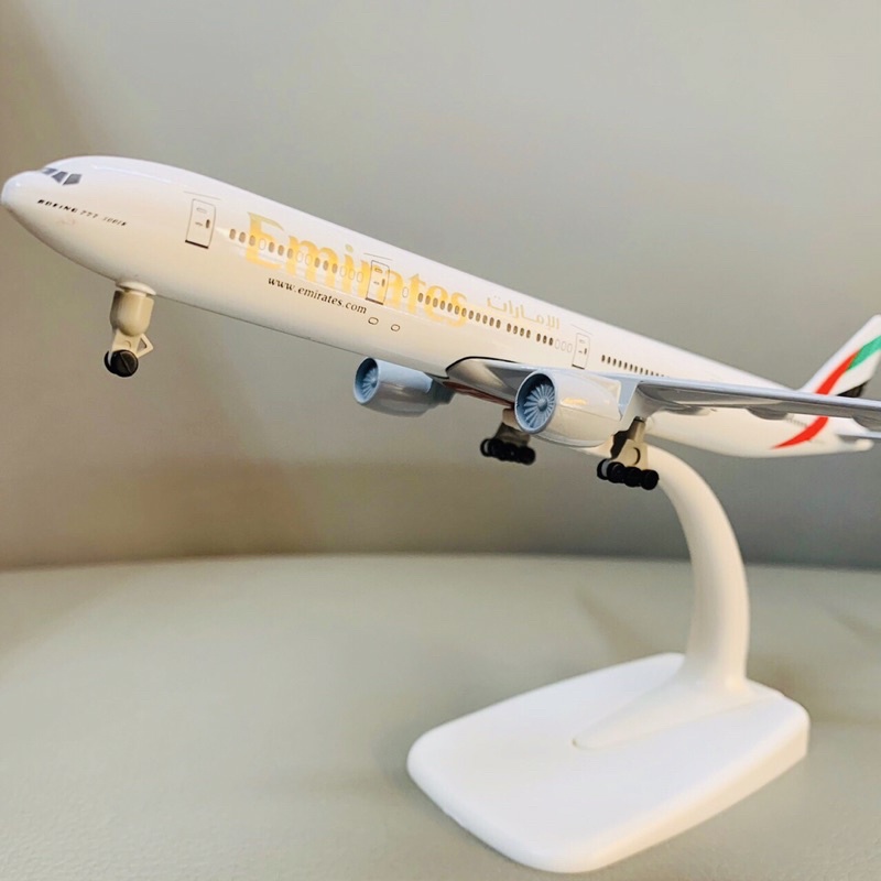 Mô Hình Máy Bay Emirates Airlines Có Bánh Xe Tỉ Lệ 20cm Kèm Đế Dùng Trưng Bày Chuẩn Đẹp / Mô Hình Máy Bay Trưng Bà