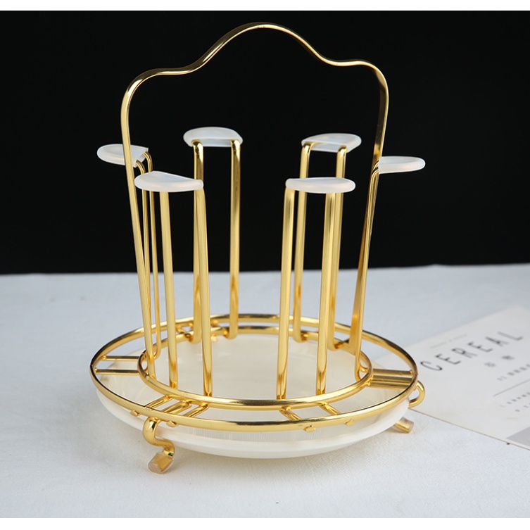 khay úp cốc để bàn uống nước được mạ vàng cao cấp. Gía úp cốc mạ vàng hình hươu kèm khay hứng nước, tiện dụng