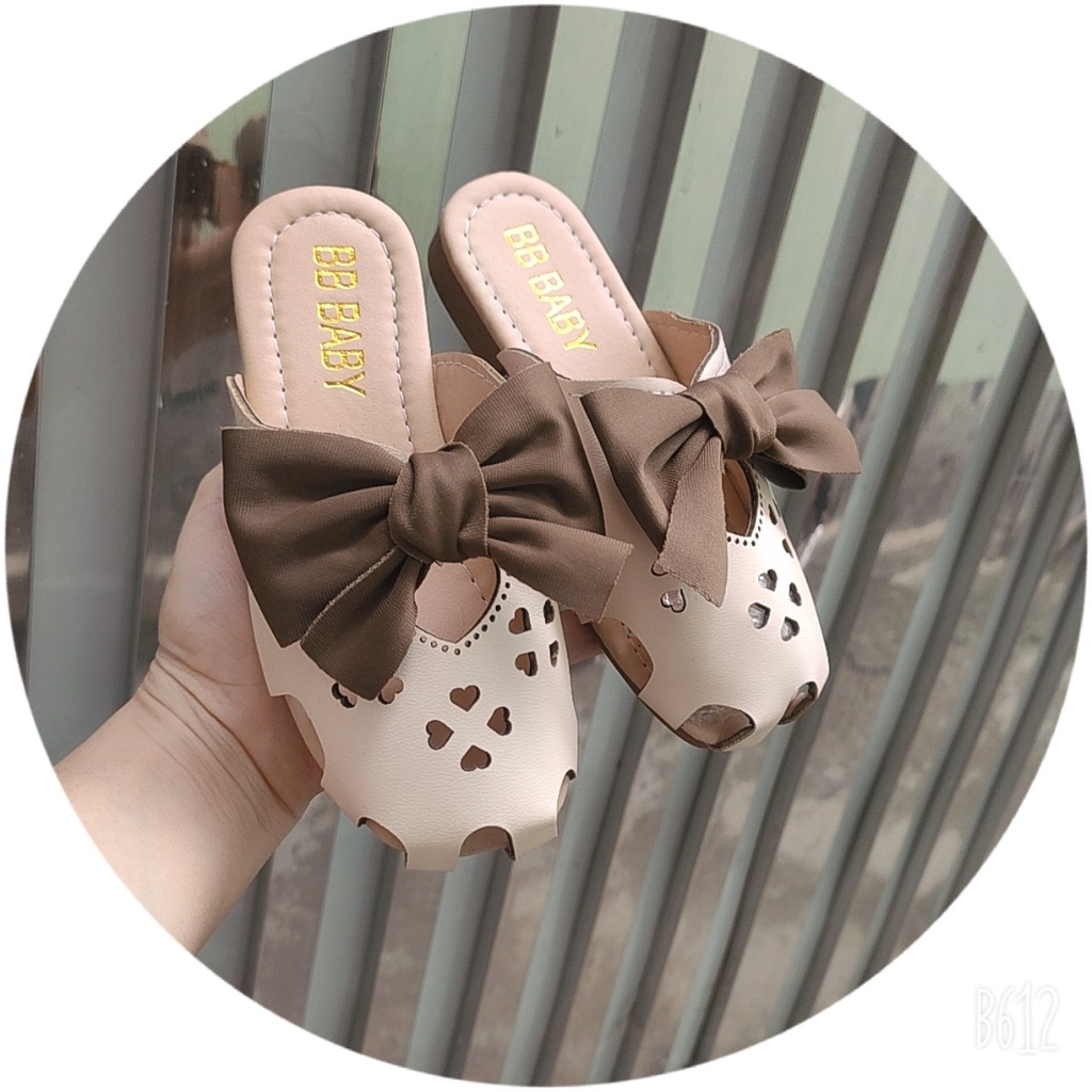 giày sục nơ vải nâu xinh cho bé gái
