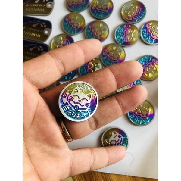 Tem titan mèo thần tài màu điện phân dán kiểu trang trí