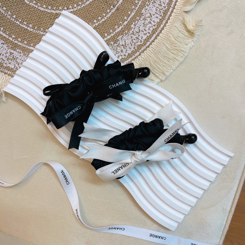 Kẹp dọc phồng tóc bọc vải đính nơ chữ c.h.a.n.e.I K9