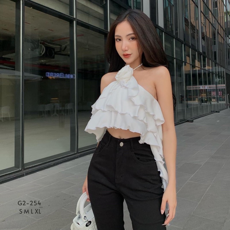 Áo yếm phối 3 tầng bèo ngực kết hợp tua rua gắn hoa cổ đang rất hot ạ. Mỗi ce nên có 1 cái trong tủ