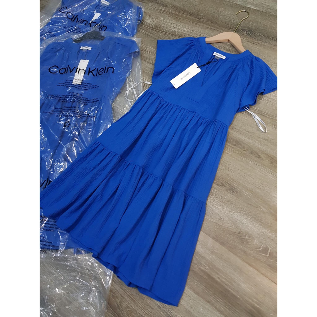 Váy CK màu xanh coban, kiểu tay cánh tiên