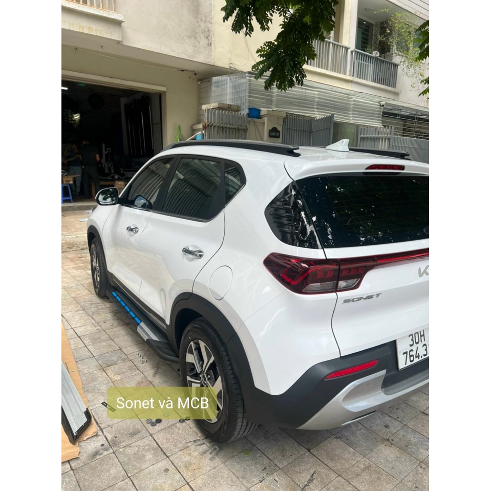 Bậc lên xuống, bệ bước chân Kia Sonet, khắc laser logo - hãng xe - số điện thoại mặt bậc. Siêu KM