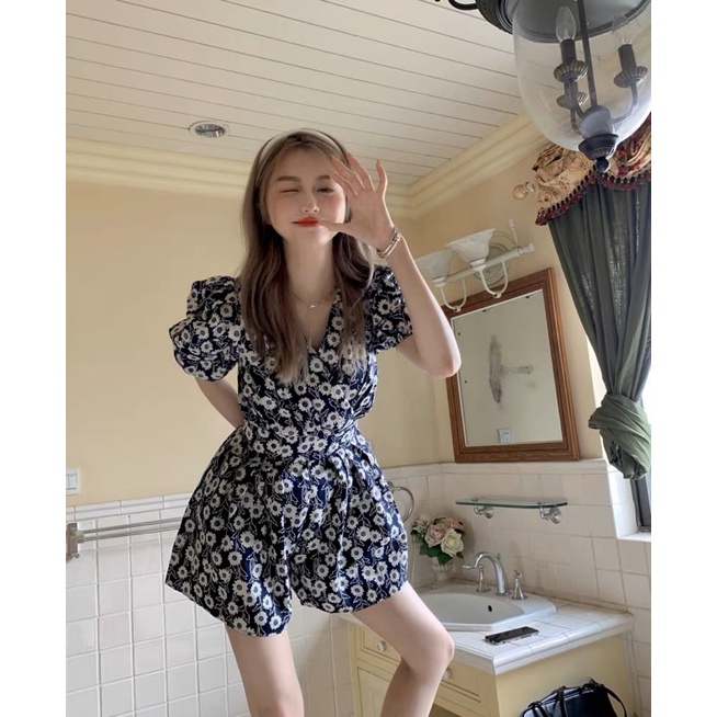 Hoa Jumpsuit Mùa Hè Tay Phồng Cổ V Eo Quần Ống Rộng 2022 Mới Hở Lưng Thiết Kế Quai Liền Quần Quần Short Nữ