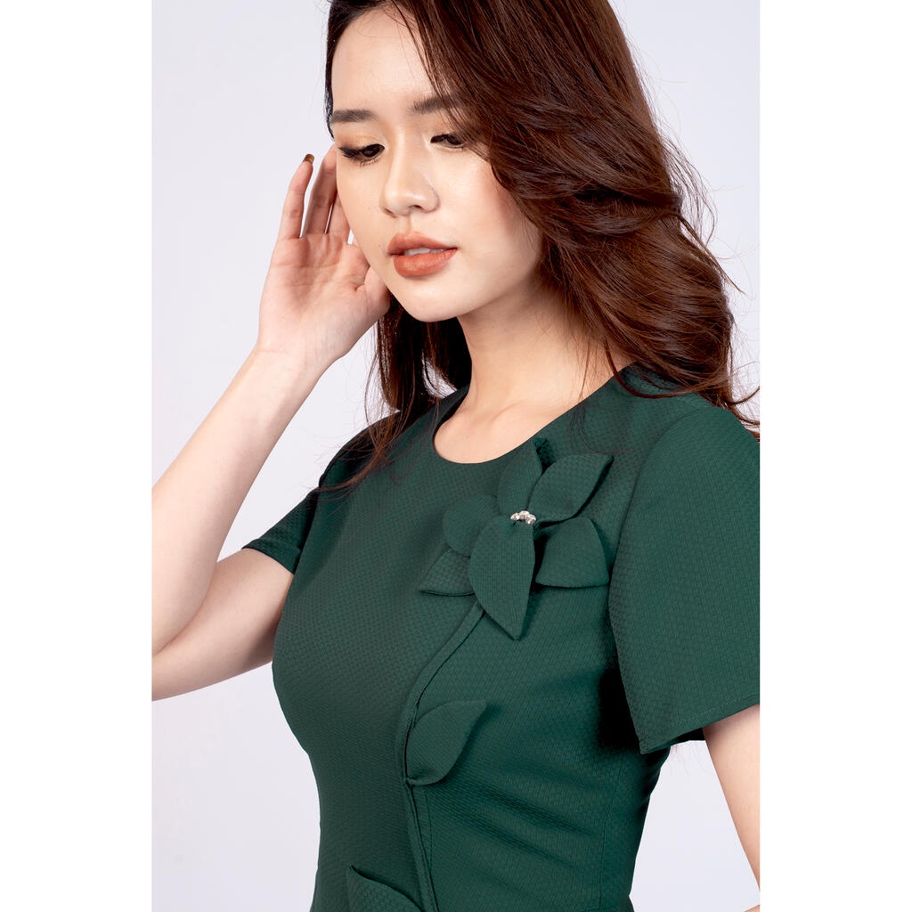 Đầm dáng xòe cổ tròn, tay cộc, đính hoa lệch MMOutfit M-DA061021305