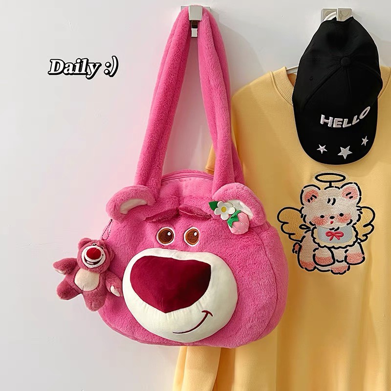 Túi đeo vai gấu dâu to size 30cm đựng nhiều đồ siêu dễ thương, túi xách phú lông họa tiết Lotso mẫu mới _ Ting Ting