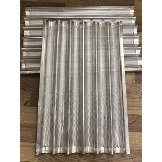 Khay nướng bánh mì từ 5 sóng đến 8 sóng mâm được làm bằng nhôm dày, khung viền inox chắc chắn